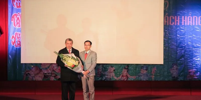 tưng bừng
